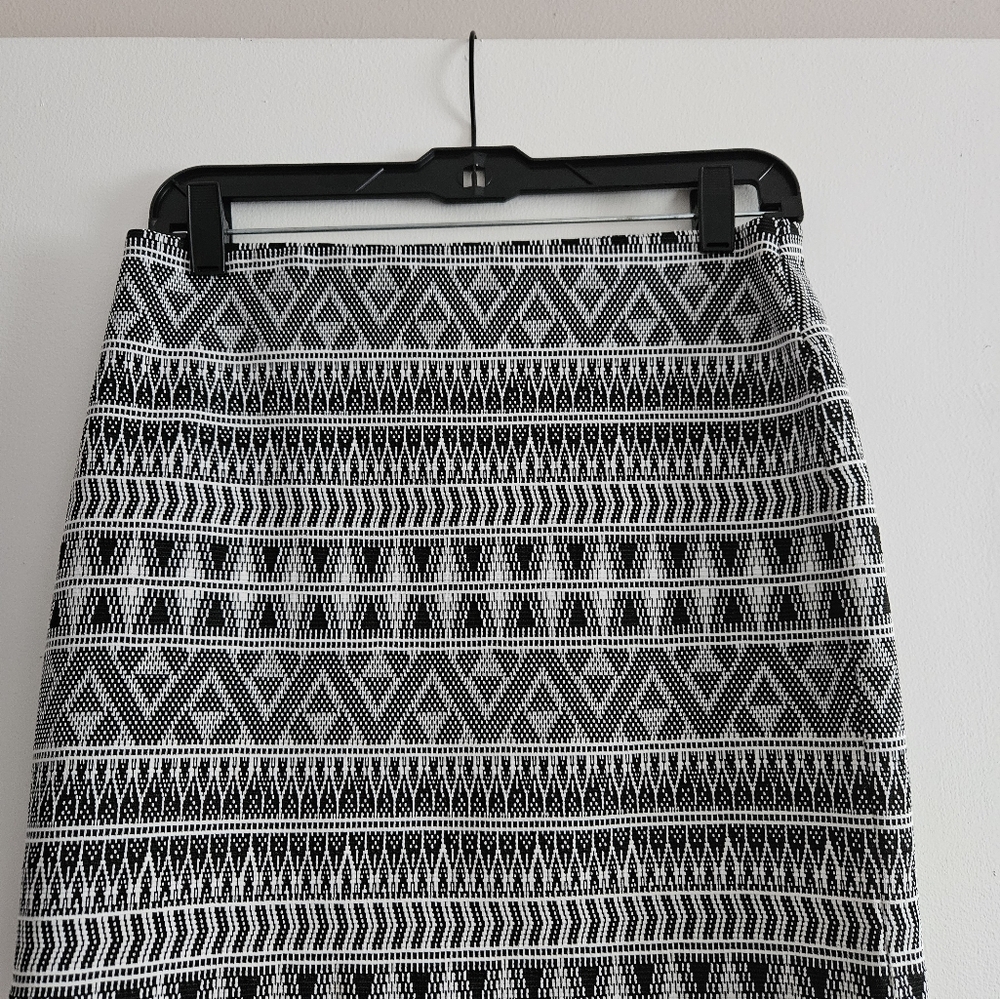 Express detailed mini skirt